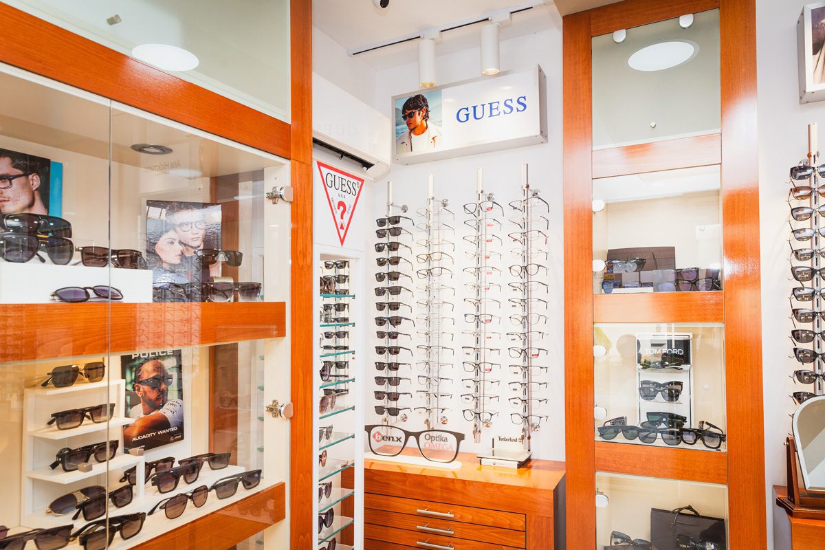 Оптика Омега - продажен простор со Guess очила